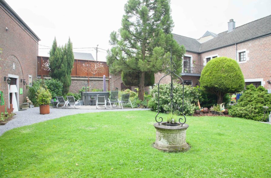 La cour intérieure et son jardin